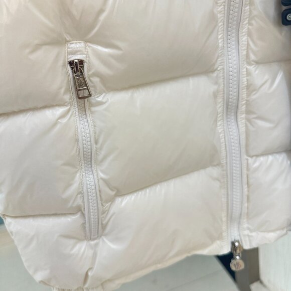 This Moncler white down vest features a mini-puffy design, offering warmth and c - Picture 8 of 8